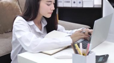 Güzel genç iş sahibi evde çalışmak, alfa nesil yaşam tarzı, müşteriye teslim etmek için ürün koli kutusu hazırlamak. Genç iş Online İş veya Kobİ Kavramı ile başlamak.