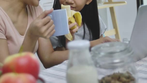 Felice Famiglia Asiatica Madre Figlia Stanno Utilizzando Computer Portatile Casa — Video Stock