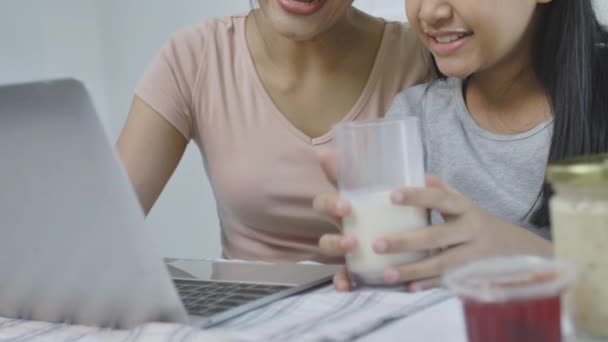 Felice Famiglia Asiatica Madre Figlia Stanno Utilizzando Computer Portatile Casa — Video Stock