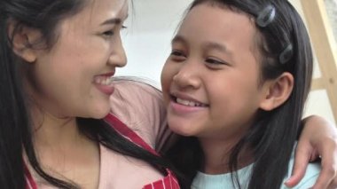 Asyalı aile anne ve kızı gülümseyen ve kameraya bakarak Portre, Lovely an kavramı.