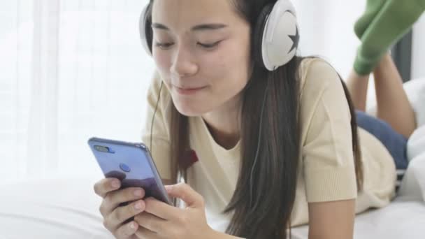 Hermosa Mujer Madura Alegre Escuchando Música Mujer Joven Usando Teléfono — Vídeos de Stock