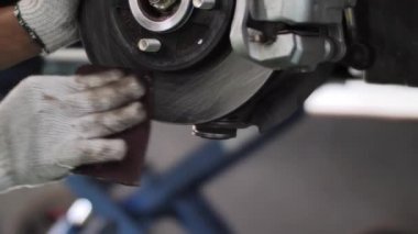 Araba Oto servis bakım fren sistemi, servis istasyonunda asansörde otomobilin fren diski.
