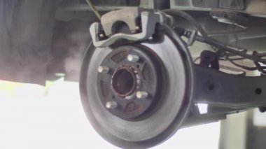 Araba Oto servis bakım fren sistemi, servis istasyonunda asansörde otomobilin fren diski.