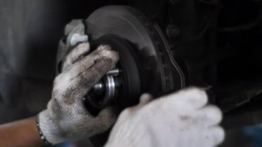 Araba Oto servis bakım fren sistemi, servis istasyonunda asansörde otomobilin fren diski.