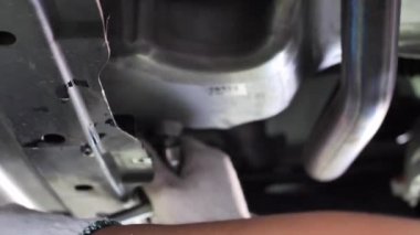 Araba Servisi, tamir, bakım ve insan kavramı - atölyesinde çalışan makinist adam