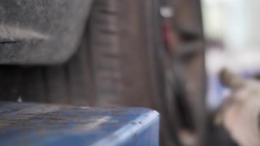 Otomatik mekanik frenler bir araba tamir dükkanı aile içi garajda üzerinde çalışıyor. Profesyonel bir araba tamiri.