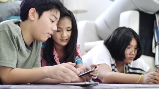 Evde Tablet Veya Akıllı Telefon Oynayan Çocuk Asyalı Erkek Kız — Stok video