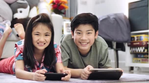 Criança Brincando Com Tablet Smartphone Casa Menino Menina Asiática Jogando — Vídeo de Stock