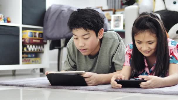 Criança Brincando Com Tablet Smartphone Casa Menino Menina Asiática Jogando — Vídeo de Stock