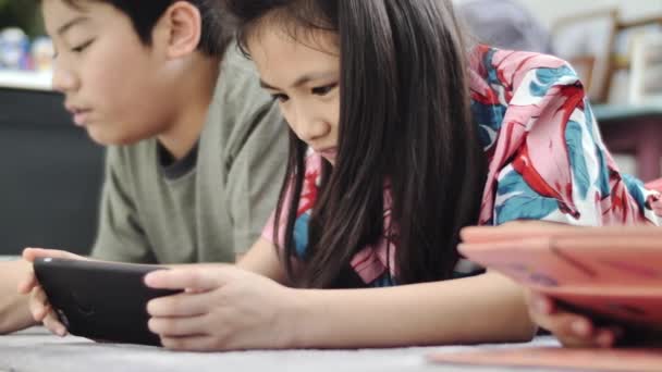 Criança Brincando Com Tablet Smartphone Casa Menino Menina Asiática Jogando — Vídeo de Stock