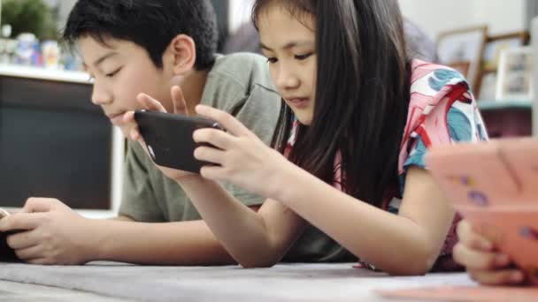 Enfant Jouant Avec Une Tablette Smartphone Maison Garçon Fille Asiatique — Video