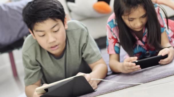 Niño Jugando Tableta Teléfono Inteligente Casa Niño Niña Asiáticos Jugando — Vídeo de stock