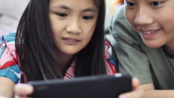 Niño Jugando Tableta Teléfono Inteligente Casa Niño Niña Asiáticos Jugando — Vídeo de stock