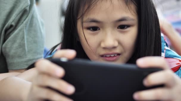 Dítě Přehrávané Tablet Nebo Smartphone Doma Asijský Hoch Dívka Hrají — Stock video