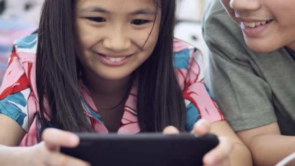 Niño Jugando Tableta Teléfono Inteligente Casa Niño Niña Asiáticos Jugando — Vídeos de Stock