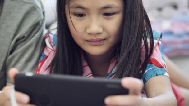 Niño Jugando Tableta Teléfono Inteligente Casa Niño Niña Asiáticos Jugando — Vídeos de Stock