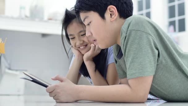 Barn Spelar Tablett Eller Smartphone Hemma Asiatiskapojke Och Flicka Spela — Stockvideo