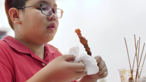 Kind Jongen Genieten Van Het Eten Van Geroosterd Varkensvlees Met — Stockvideo