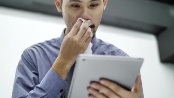 生病的实习生办公室的人发送信息或电话与平板电脑和微笑 擦鼻子 — 图库视频影像