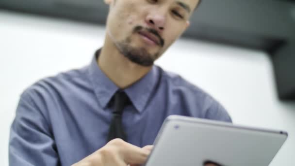 Estagiário Envia Uma Mensagem Liga Para Tablet Sorri Conceito Rede — Vídeo de Stock