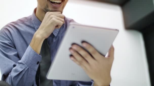 Estagiário Envia Uma Mensagem Liga Para Tablet Sorri Conceito Rede — Vídeo de Stock