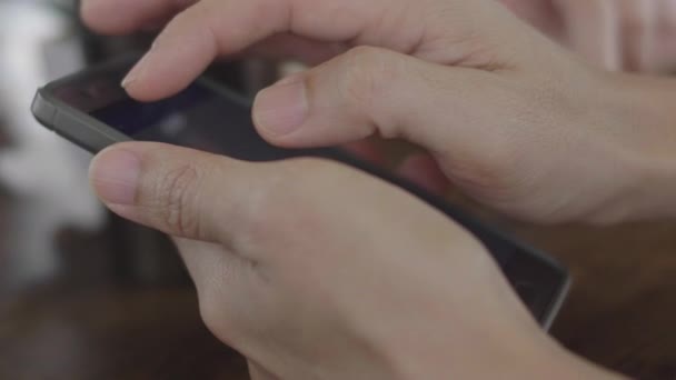 人手与智能手机的特写镜头 一个年轻人的手翻阅智能手机的新闻 — 图库视频影像