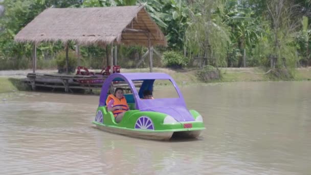 Filho Mãe Coletes Salva Vidas Flutuando Dentro Barco Casco Duplo — Vídeo de Stock