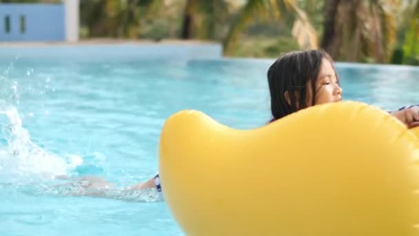 快乐的亚洲孩子在游泳池玩笑脸 — 图库视频影像