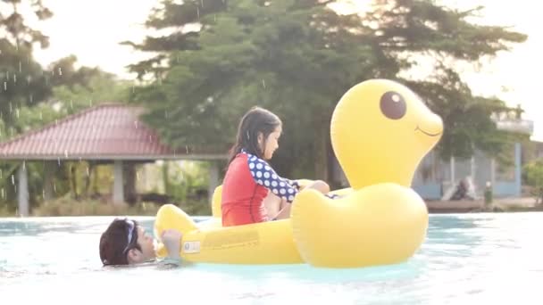 Lindo Niño Piscina Asiático Feliz Hermano Hermana Jugando Piscina Con — Vídeo de stock