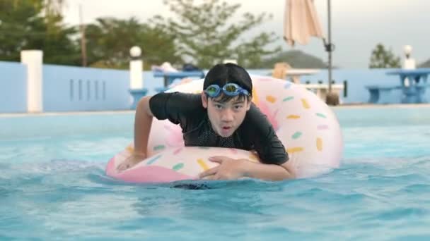 Heureux Asiatique Enfant Jouer Dans Piscine Avec Sourire Visage — Video