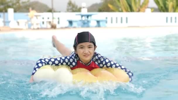 Mutlu Asyalı Çocuk Gülümseme Yüz Ile Yüzme Havuzunda Oynarken — Stok video