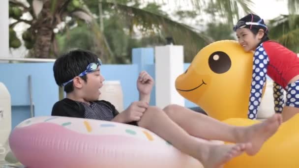 Carino Bambino Piscina Asiatico Felice Fratello Sorella Giocare Piscina Con — Video Stock