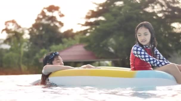 可爱的孩子在游泳池 亚洲快乐的兄弟姐妹玩在游泳池与微笑的脸 — 图库视频影像