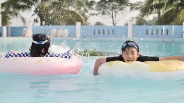 Lindo Niño Piscina Asiático Feliz Hermano Hermana Jugando Piscina Con — Vídeos de Stock