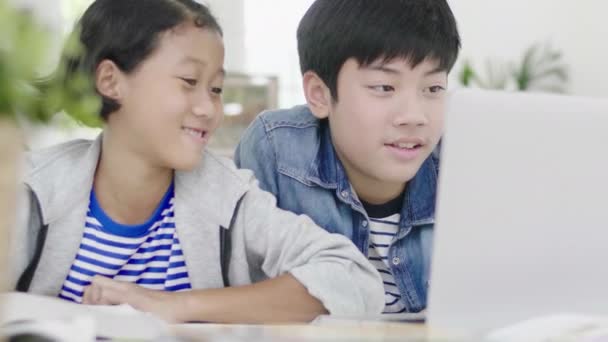 Young Boys Using Computers Teach Explain Homework Friends Facial Expressions — Stock Video