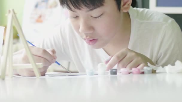 Jonge Aziatische Jongen Schilderen Aquarel Thuis Met Glimlach Gezicht — Stockvideo