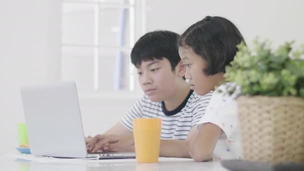 Młody Azjatycki Chłopiec Dziewczyna Bawiący Się Laptopa Domu Dzieci Grają — Wideo stockowe