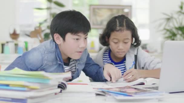 Mladí Chlapci Používají Počítače Aby Učili Vysvětlovali Domácí Úkoly Pro — Stock video