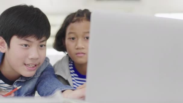 Young Boys Using Computers Teach Explain Homework Friends Facial Expressions — 비디오