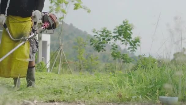 Velhote Está Fazer Exercício Com Cortador Relva Jardim Frente Jardineiro — Vídeo de Stock