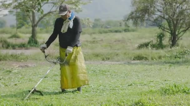 Old Man Exercising Using Lawn Mower Front Yard Gardener Cutting — Stock Video