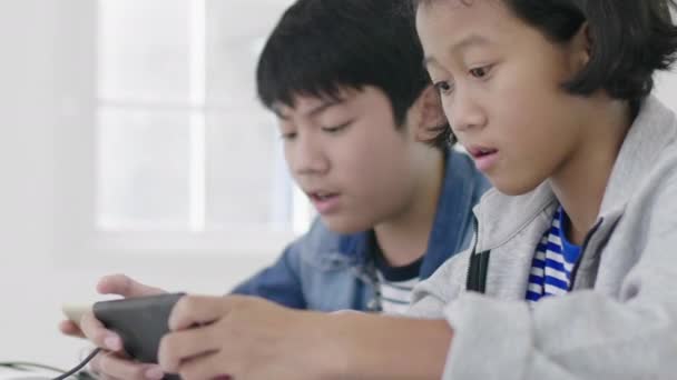 Közelről Ázsiai Aranyos Lány Fiatal Fiú Játszik Versenyképes Videojáték Okostelefonok — Stock videók
