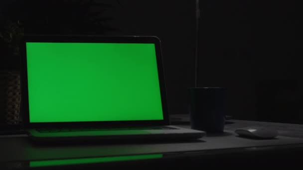 Laptop Met Groen Scherm Dark Office Dolly Schieten Perfect Eigen — Stockvideo