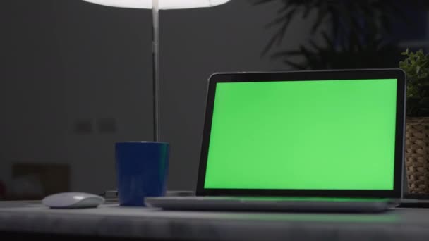 Φορητός Υπολογιστής Πράσινη Οθόνη Σκοτεινό Γραφείο Πυροβολήστε Την Ντόλι Ιδανικό — Αρχείο Βίντεο