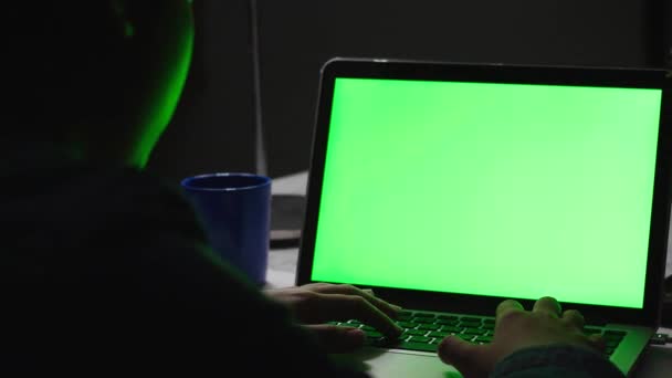 Sobre Hombro Niño Joven Usando Ordenador Portátil Escritorio Mirando Pantalla — Vídeo de stock