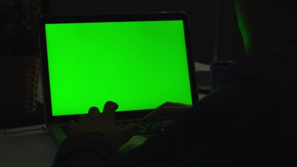 Ramieniu Strzał Młodego Chłopca Pomocą Laptopa Biurku Patrząc Zielony Ekran — Wideo stockowe