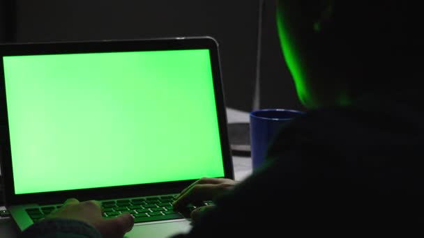 Через Плечо Снимок Мальчика Использующего Ноутбук Столе Смотрящего Зеленый Экран — стоковое видео