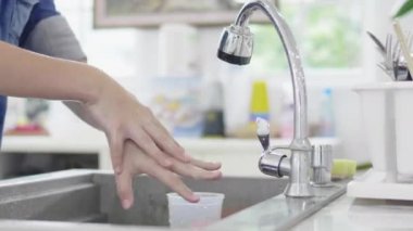 Küçük Asyalı çocuk el yıkama, Hijyen. Temizlik Elleri. El yıkamak. 60fps