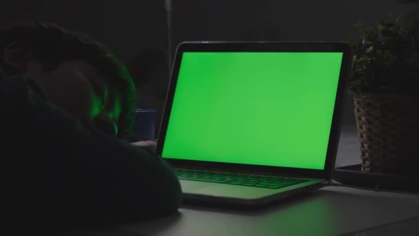 Shoulder Shot Young Boy Sleeping Front Laptop Computer Desk Looking — 비디오