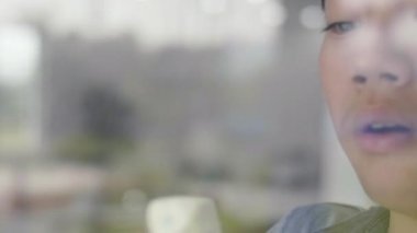 Çocuk mutlu bir yüz ile evi silmek için cam bir bez kullanıyor, Evde genç asya çocuk temizlik aynası.